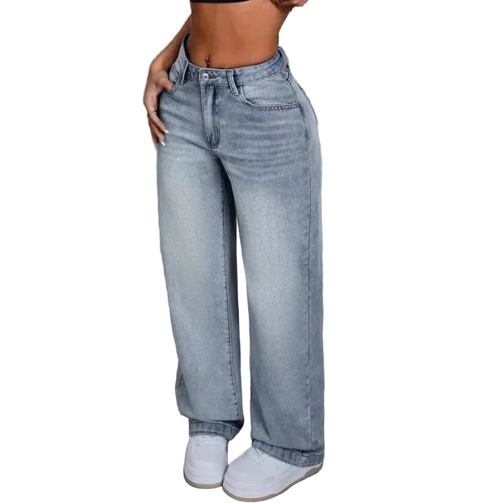 Women's Wide Leg Jeans with Button Fastening and Front Pockets in Light Wash